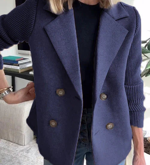 Stilfuld damejakke med dobbeltknap-lukning og elegant pasform