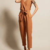 Ærmeløs slå-om jumpsuit med bindebælte og tapered ben