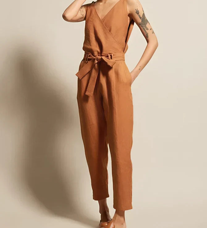 Ærmeløs slå-om jumpsuit med bindebælte og tapered ben