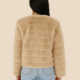 Kort faux fur jakke til kvinder i blødt og luksuriøst pelsklook