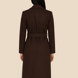 Lang elegant damefrakke i uldlook med bælte og dobbeltradet design