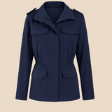 Let og stilren damejakke med klassisk pasform og praktiske lommer