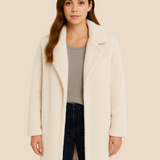 Blød teddy damefrakke i lang model med elegant krave