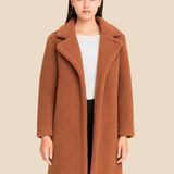 Blød teddy damefrakke i lang model med elegant krave