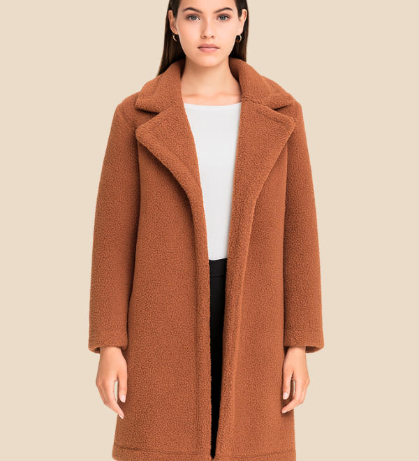 Blød teddy damefrakke i lang model med elegant krave