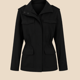 Let og stilren damejakke med klassisk pasform og praktiske lommer