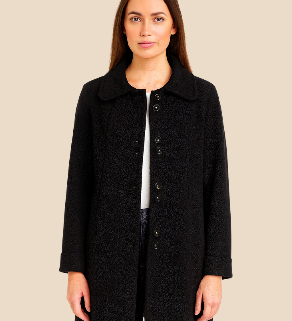 Klassisk uldlook damejakke med store knapper og elegant krave