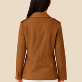 Let og stilren damejakke med klassisk pasform og praktiske lommer