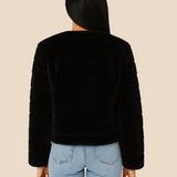 Kort faux fur jakke til kvinder i blødt og luksuriøst pelsklook