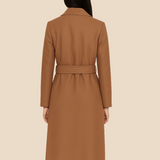 Lang elegant damefrakke i uldlook med bælte og dobbeltradet design