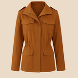 Let og stilren damejakke med klassisk pasform og praktiske lommer