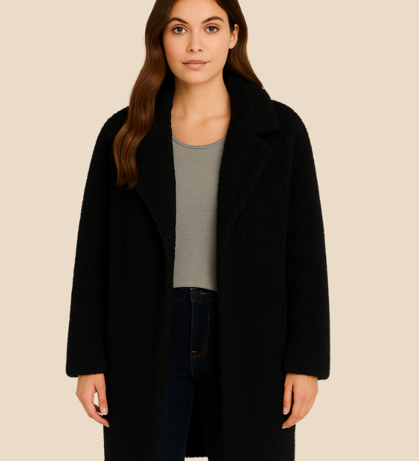 Blød teddy damefrakke i lang model med elegant krave