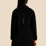 Klassisk uldlook damejakke med store knapper og elegant krave