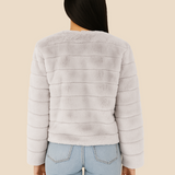 Kort faux fur jakke til kvinder i blødt og luksuriøst pelsklook