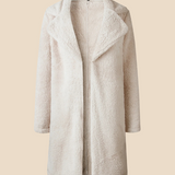 Blød teddy damefrakke i lang model med elegant krave