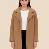 Blød teddy damefrakke i lang model med elegant krave