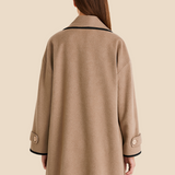 Elegant dameponcho i uldlook med knapdetaljer og løs pasform