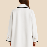 Elegant dameponcho i uldlook med knapdetaljer og løs pasform