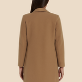 Stilren dobbeltradet damefrakke i uldlook med moderne pasform