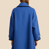 Elegant dameponcho i uldlook med knapdetaljer og løs pasform