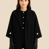 Elegant dameponcho i uldlook med knapdetaljer og løs pasform