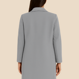 Stilren dobbeltradet damefrakke i uldlook med moderne pasform