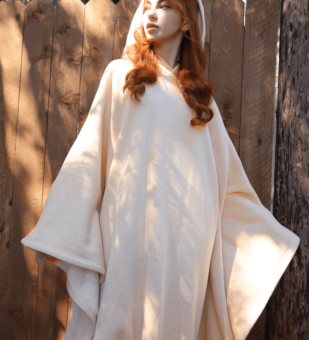 Elegant poncho med hætte og flydende, varm komfort