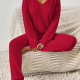 Blødt Loungewear Sæt med V-Hals og Ribbet Struktur – Komfort hele Dagen