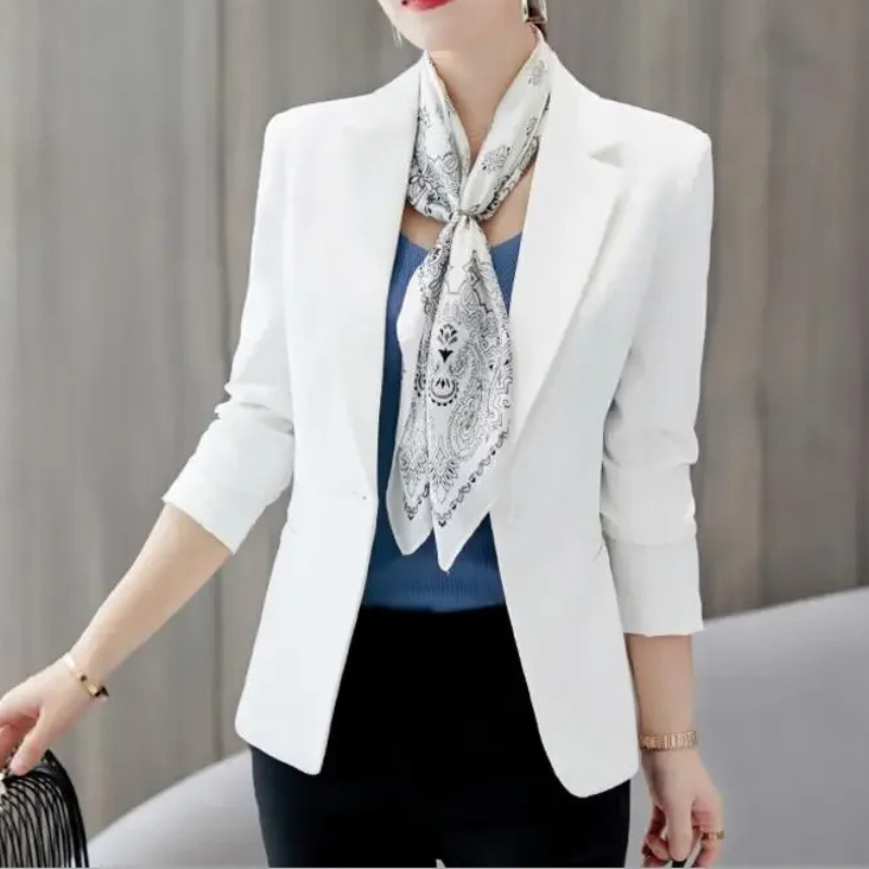 Elegant dame blazer med enkelt knaplukning