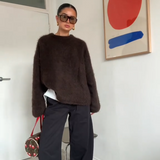 Blød striktrøje med rund hals og afslappet pasform