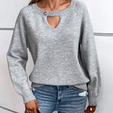 Lysegrå sweater med nøglehulsudskæring og knap – Feminint og afslappet look