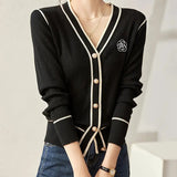 Elegant cardigan med kontrastkanter og blomstret broderi