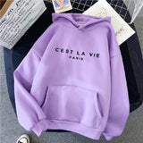 Lilla oversized hættetrøje med “C’EST LA VIE PARIS” tryk