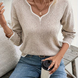 Beige dame striktrøje med V-hals – Elegant og blød sweater til hverdag