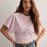 Crop T-shirt med flagermusærmer og tætsiddende talje