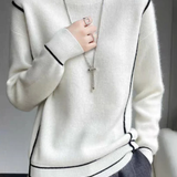 Elegant hvid rullekravebluse med sorte kanter – Minimalistisk og stilren