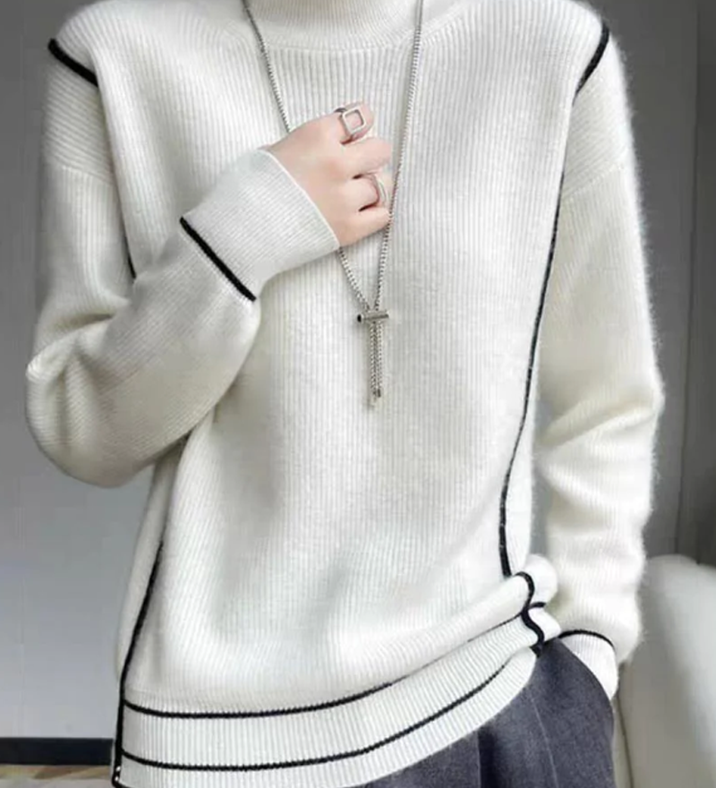Elegant hvid rullekravebluse med sorte kanter – Minimalistisk og stilren