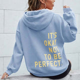 Oversize hoodie med statement-print på ryggen – “It’s Okay Not To Be Perfect”