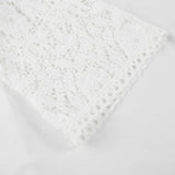 Elegant bluse med brede blondeærmer og rund hals