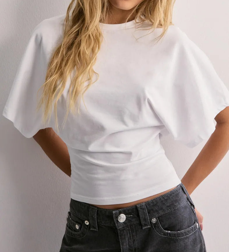 Crop T-shirt med flagermusærmer og tætsiddende talje