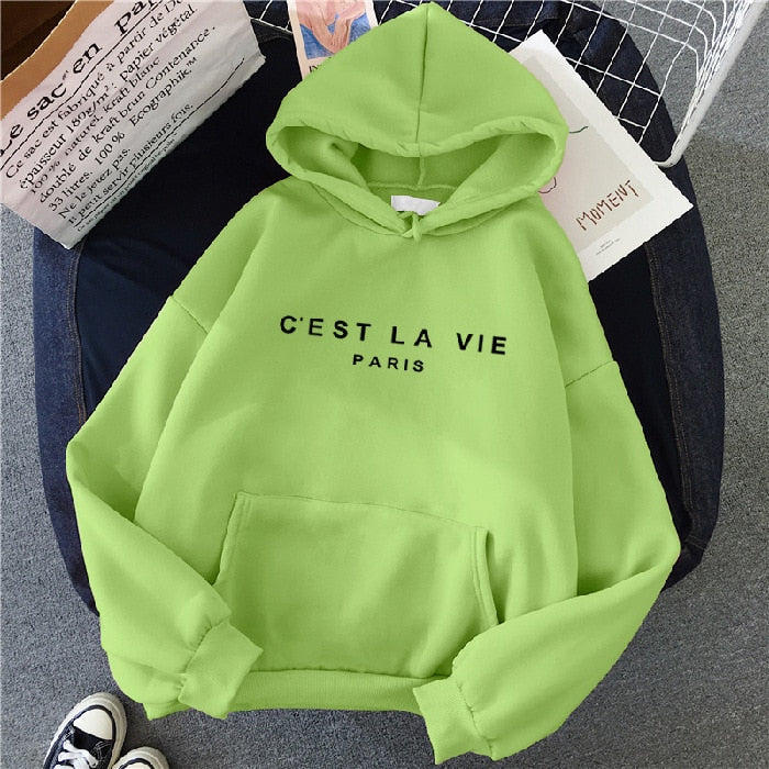 Lilla oversized hættetrøje med “C’EST LA VIE PARIS” tryk