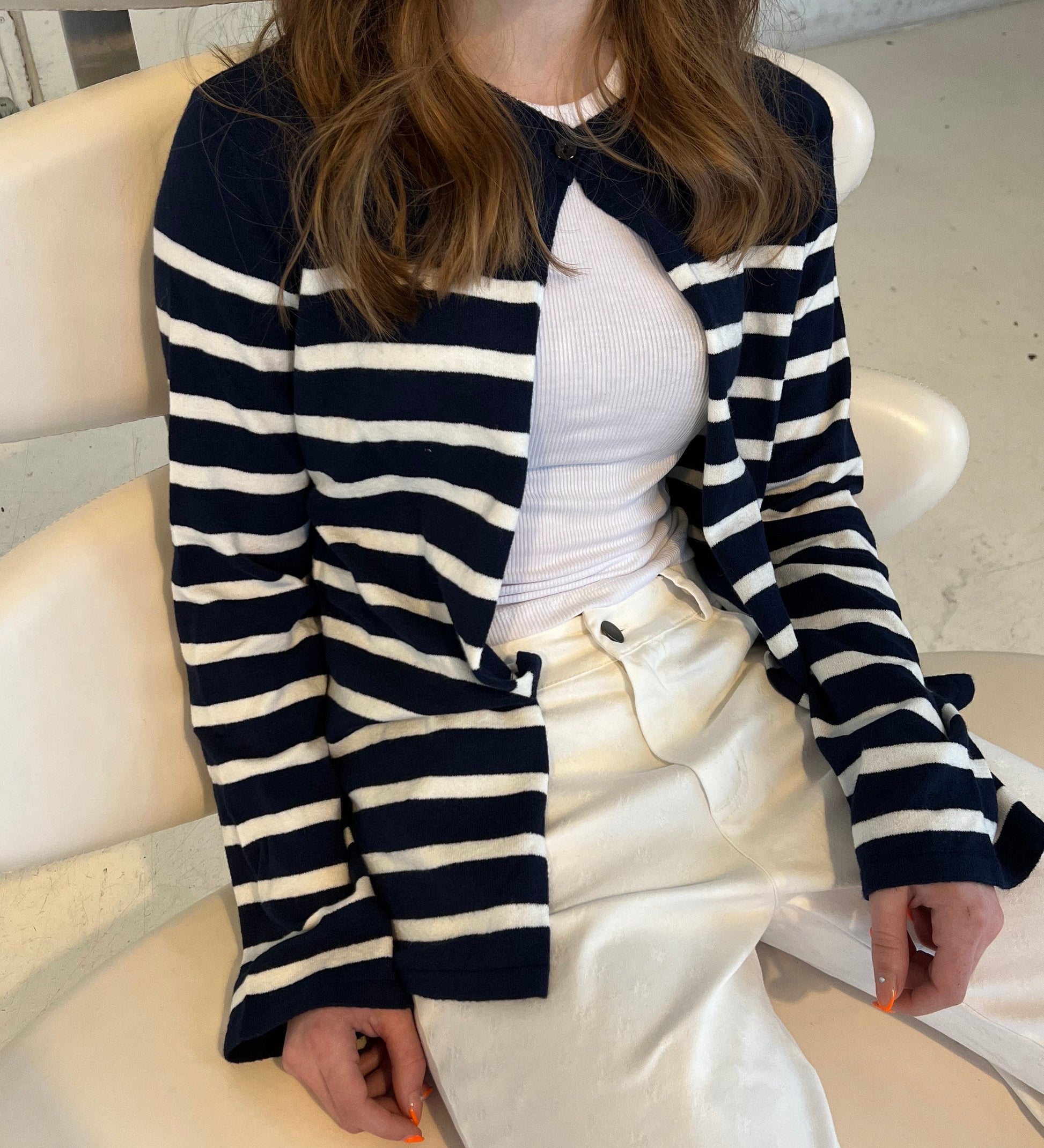 Cardigan med enkel knaplukning og minimalistisk design til kvinder
