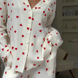 Romantisk Pyjamassæt med Skjorte og Løse Bukser – Komfort og Stil til Hjemmet