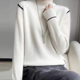 Elegant hvid rullekravebluse med sorte kanter – Minimalistisk og stilren
