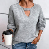 Lysegrå sweater med nøglehulsudskæring og knap – Feminint og afslappet look