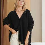 Oversized ribstrikket cardigan i lysegrå – dame strik med knapper