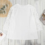 Elegant bluse med brede blondeærmer og rund hals