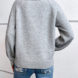 Lysegrå sweater med nøglehulsudskæring og knap – Feminint og afslappet look