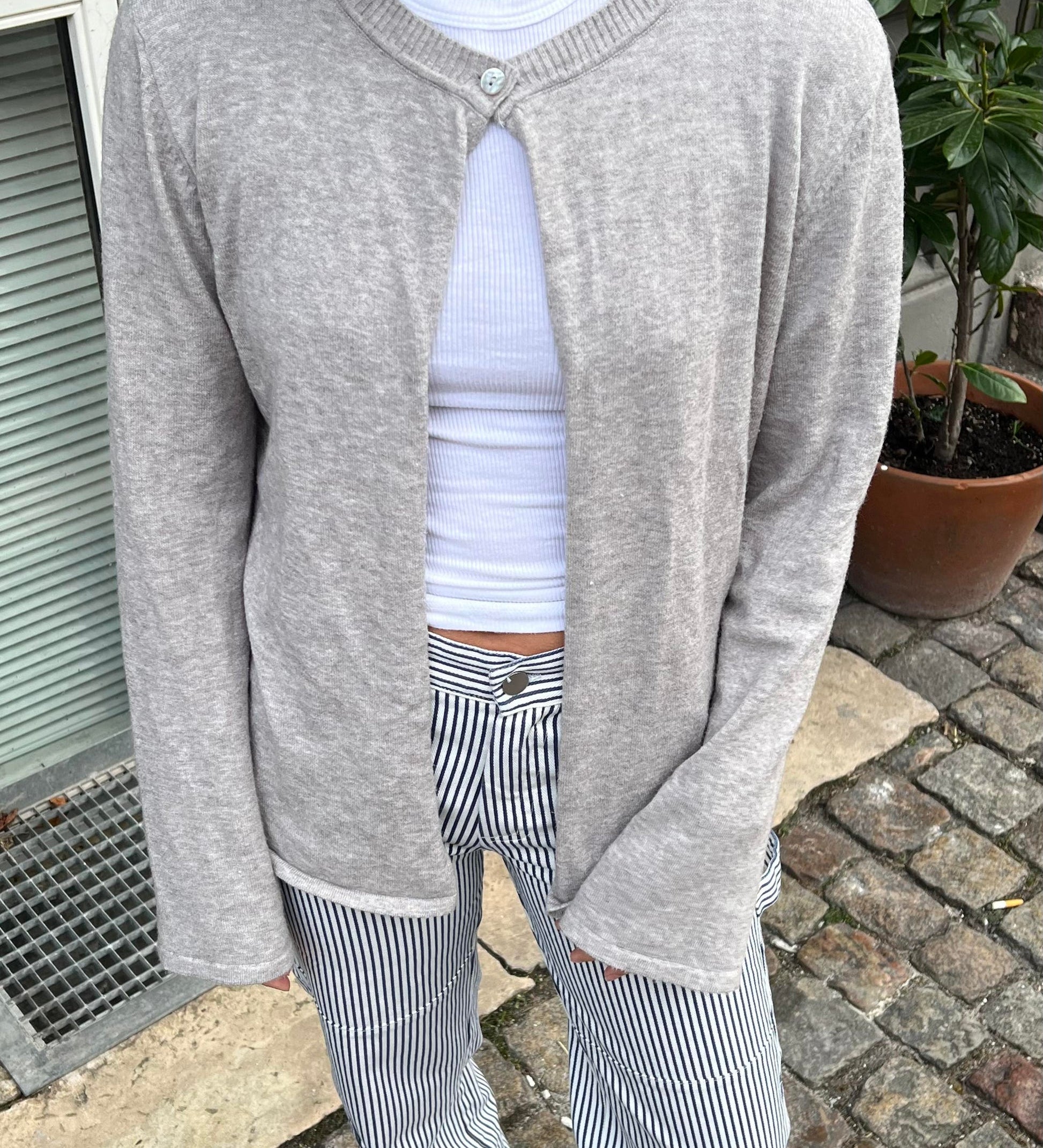Cardigan med enkel knaplukning og minimalistisk design til kvinder