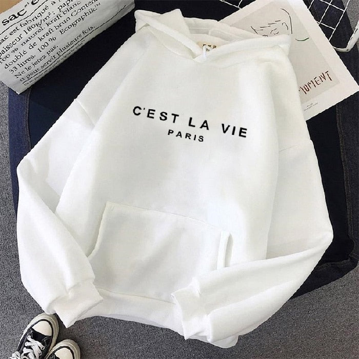 Lilla oversized hættetrøje med “C’EST LA VIE PARIS” tryk